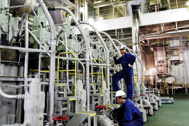 Other B2B sectors - men working with machines | CBC | Cross-Border Communications | Leading international B2B branding and marketing agency