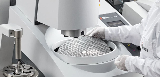 High-tech & IT - Person working with a Struers machine | CBC | Cross-Border Communications | Leading international B2B branding and marketing agency