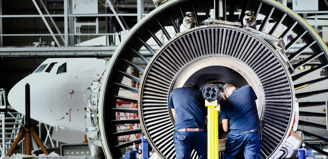 Industrial Engineering - men working on a aircraft turbine | CBC | Cross-Border Communications | Leading international B2B branding and marketing agency