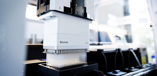 Life Science & Medtech - robot analysing biological material | CBC | Cross-Border Communications | Leading international B2B branding and marketing agency