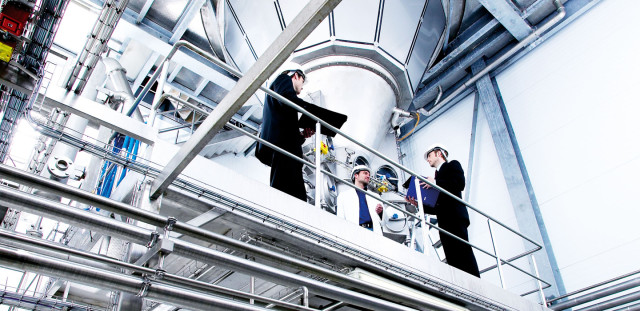 Men inspecting a factory in the process industry | CBC | Cross-Border Communications | Leading international B2B branding and marketing agency